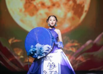 Mẫu nhí 11 tuổi Linh Nhi liên tục được ‘chọn mặt gửi vàng’ cho vị trí mở màn