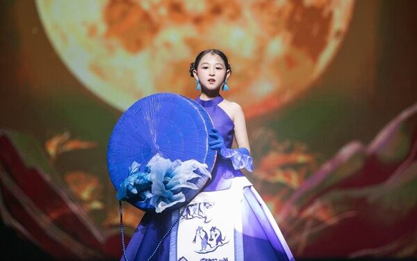 Mẫu nhí 11 tuổi Linh Nhi liên tục được ‘chọn mặt gửi vàng’ cho vị trí mở màn