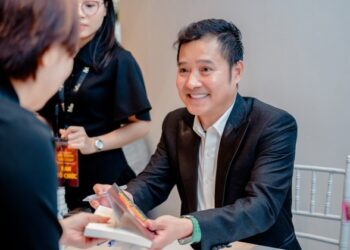 Ra mắt hồi ký tuổi 54, danh thủ Hồng Sơn tiết lộ về biệt danh ‘Công chúa’