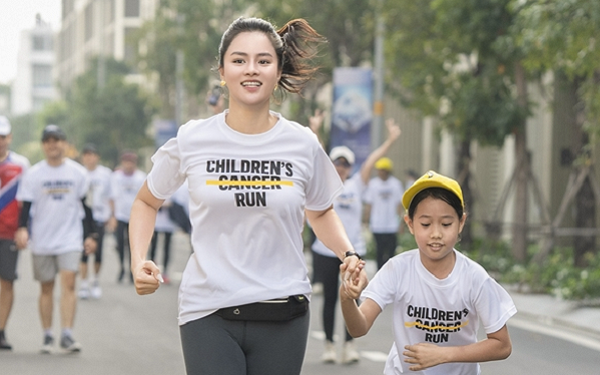 Vũ Thu Phương và ái nữ tham gia Giải chạy vì Bệnh nhi ung thư 2024