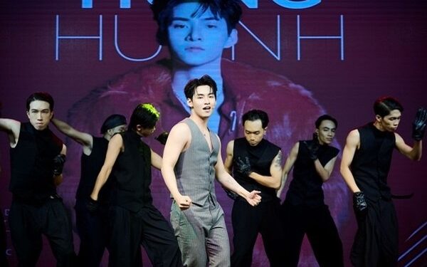 ‘Mỹ nam’ Hùng Huỳnh của ‘Anh trai say hi’ tỏa sáng với chiếc ‘visual’ cuốn hút cùng màn khoe giọng ‘đỉnh chóp’