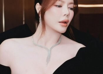 Lý Nhã Kỳ diện váy cắt xẻ táo bạo, đeo đồng hồ 3 tỷ đến lễ trao giải Ngôi Sao