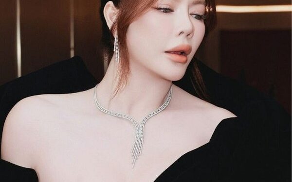 Lý Nhã Kỳ diện váy cắt xẻ táo bạo, đeo đồng hồ 3 tỷ đến lễ trao giải Ngôi Sao