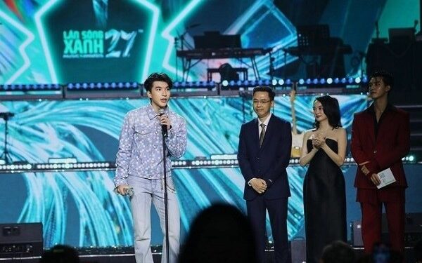 HIEUTHUHAI 2 lần vượt Sơn Tùng M-TP tại Làn Sóng Xanh