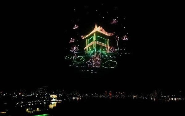 Hơn 1.000 báo quốc tế hướng về màn trình diễn drone hỏa thuật kỷ lục thế giới tại Hà Nội đêm giao thừa