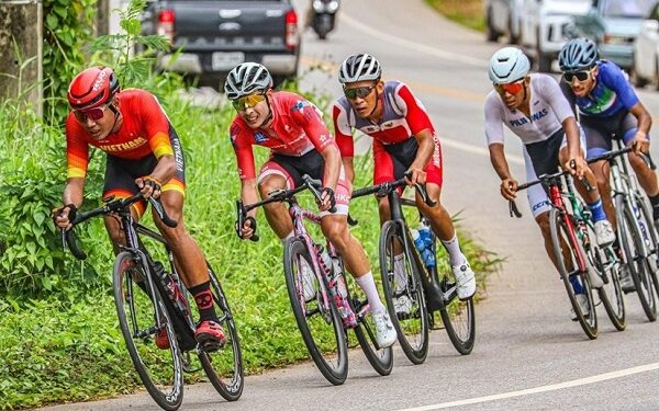 Bị sự cố cháy xe đạp, đội tuyển Việt Nam vẫn thi đấu giải châu Á