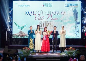 Diễn viên Hiền Mai trao giải Đại sứ nhân ái cho Lưu Thế Truyền và Nguyễn Lê Lâm Ngân