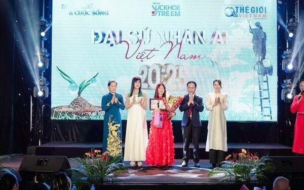 Diễn viên Hiền Mai trao giải Đại sứ nhân ái cho Lưu Thế Truyền và Nguyễn Lê Lâm Ngân