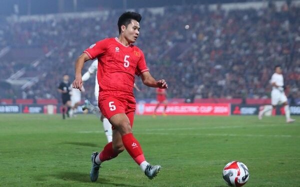 Trương Tiến Anh bật mí về HLV Troussier và HLV Kim Sang-sik