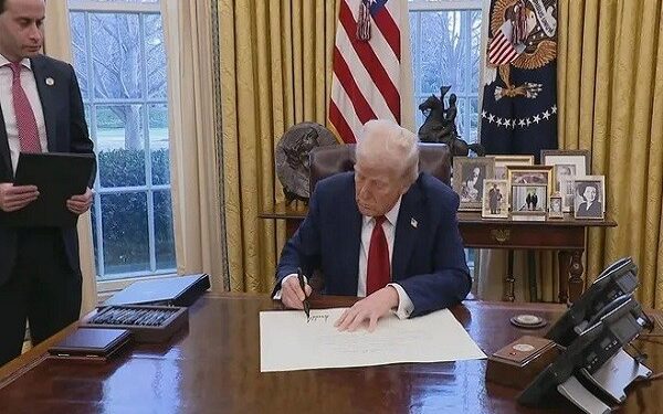 Hành động không thể cứu vãn của ông Trump