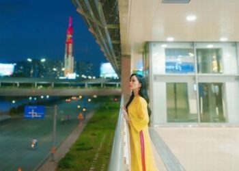 ‘Ca sĩ tỷ phú’ Hà Phương khoe sắc đầu Xuân Ất Tỵ ngay tại điểm ‘check in’ cực hot tuyến Metro số 1