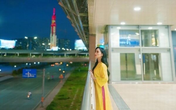 ‘Ca sĩ tỷ phú’ Hà Phương khoe sắc đầu Xuân Ất Tỵ ngay tại điểm ‘check in’ cực hot tuyến Metro số 1