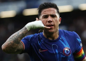 Cầu thủ đình đám cởi quần ngay trên sân để tặng người hâm mộ