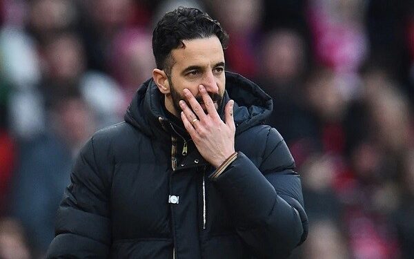 ‘MU mua cầu thủ quá khó khăn’