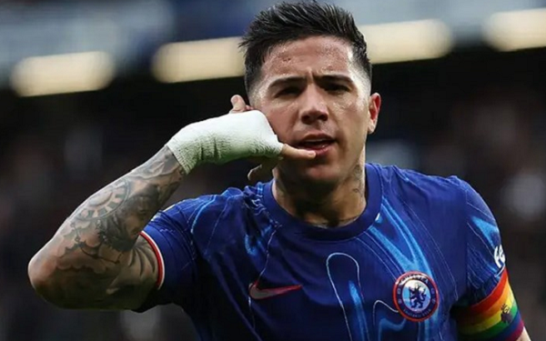 Cầu thủ đình đám cởi quần ngay trên sân để tặng người hâm mộ