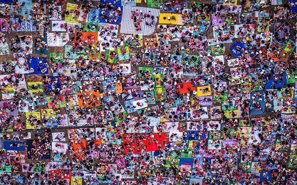 Báo ngoại choáng ngợp cảnh nghìn người cắm trại dưới chân núi Bà Đen