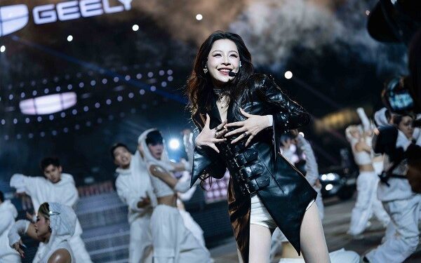 Chi Pu biểu diễn loạt hit trong sự nghiệp tại sự kiện với vai trò mới