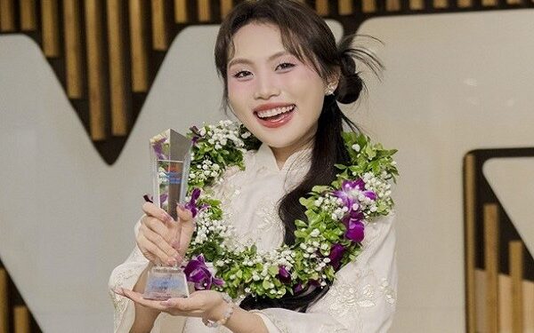 Kiên định với âm nhạc dân gian, Phương Mỹ Chi được vinh danh ‘Gương mặt trẻ triển vọng’