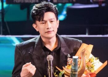 Dược sĩ Tiến chia sẻ sau khi Trẻ Concert nhận cúp Cống hiến