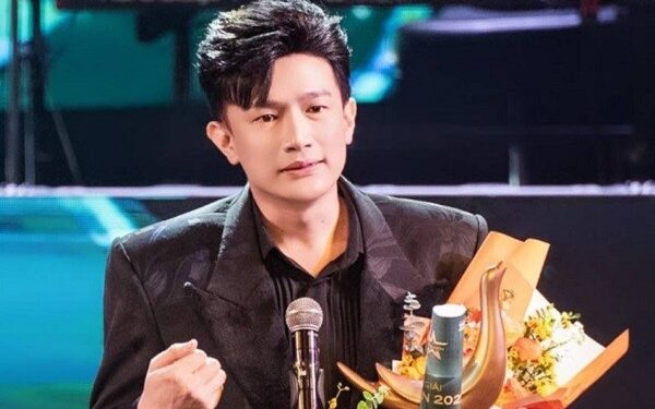 Dược sĩ Tiến chia sẻ sau khi Trẻ Concert nhận cúp Cống hiến