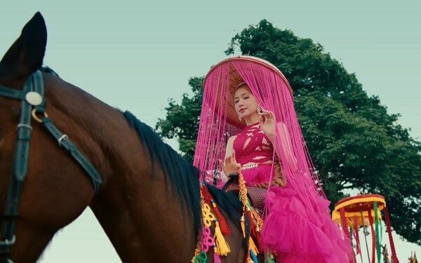 Cây cô đơn, nhà hát Quan họ trong MV ‘Bắc Bling’ của Hòa Minzy có gì đặc biệt?