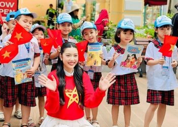 Á hậu Thúy Vân hát ‘Tiến lên Việt Nam’