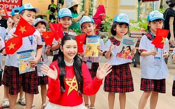 Á hậu Thúy Vân hát ‘Tiến lên Việt Nam’