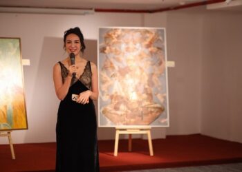 Hoa hậu Ngọc Diễm thực hiện triển lãm tranh của 8 họa sĩ