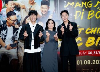 Tuấn Trần và Jung Il-woo ‘đọ sắc’ trên thảm đỏ ra mắt phim ‘Mang mẹ đi bỏ’