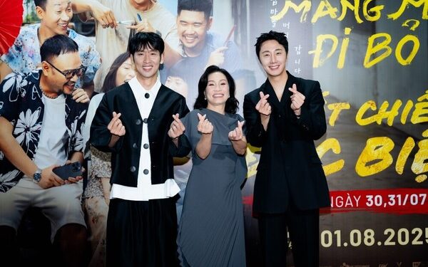 Tuấn Trần và Jung Il-woo ‘đọ sắc’ trên thảm đỏ ra mắt phim ‘Mang mẹ đi bỏ’