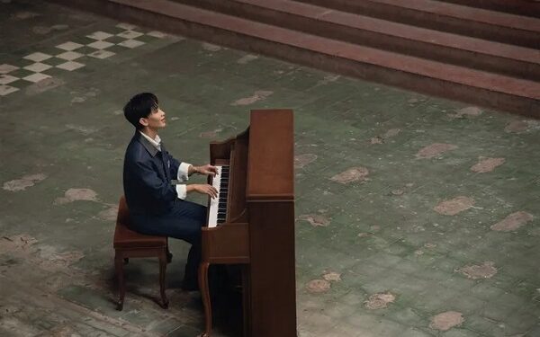 Hoàng Dũng thoát mác ‘hoàng tử tình ca’ với album ‘Xoay tròn’